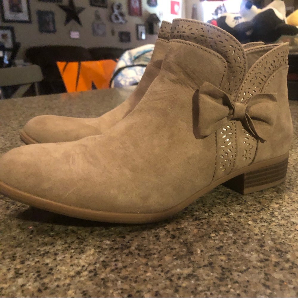 Girls Tan Bootie boots with zip by SO. Size 5